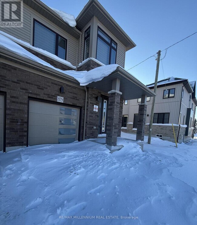 Photo - 879 Douro St