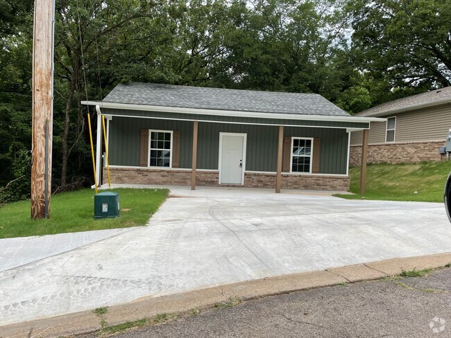 Building Photo - Two Bed/1.5 Bath Home