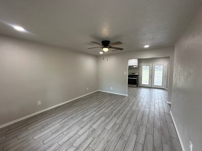 Living - 305 Mimosa St