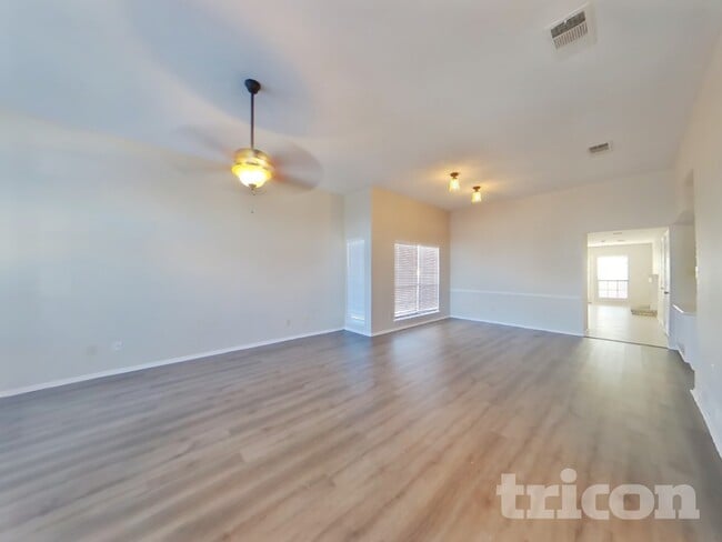 Photo - 992 Mauve Dr