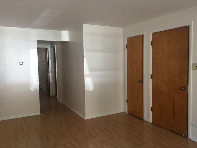 Living room - 2623 W Berwyn Ave Unit B