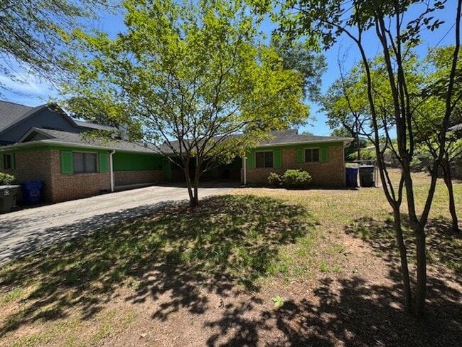 Building Photo - 2 Bedroom, 1 Bath duplex (right side unit) close to downtown Greenville with hardwood floors, a l...