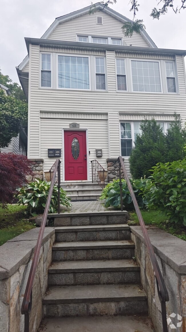 Building Photo - 425 S Columbus Ave Unit 3 Bedroom / 1 Bath Rental