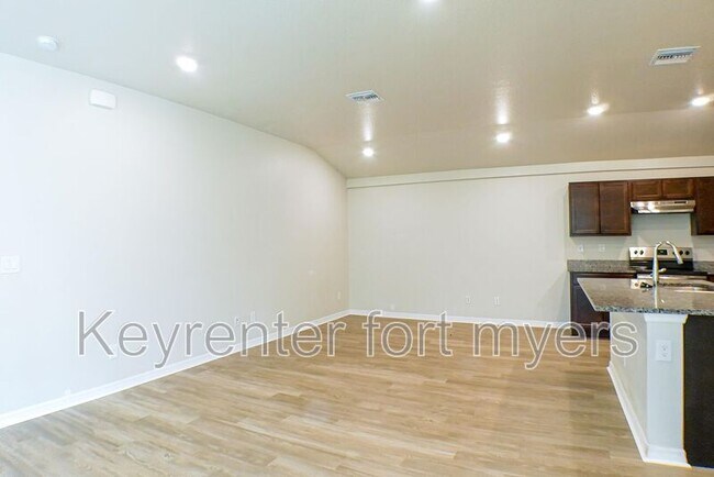 Photo - 341 Reeves St