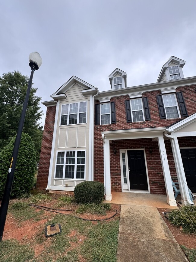 Building Photo - 3 Bed End Unit Town Home- AVAILABLE FOR FA...