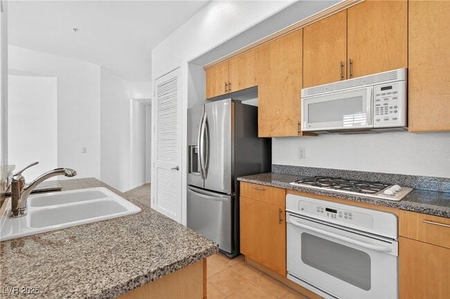 Building Photo - 38 E Serene Ave Unit 402