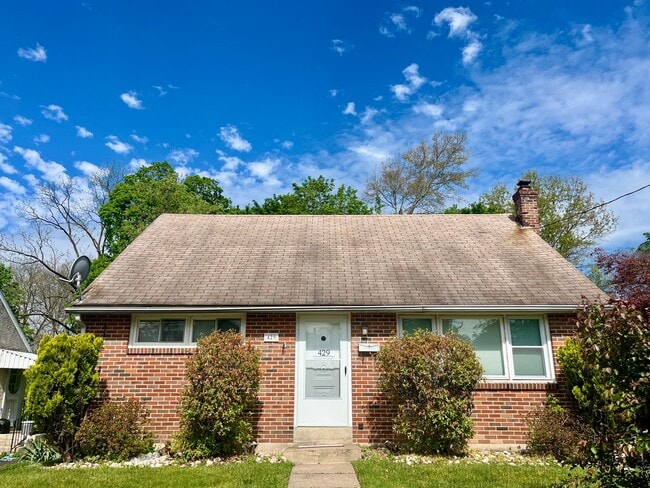 Building Photo - 4 Bed Single Family Home Available Now!