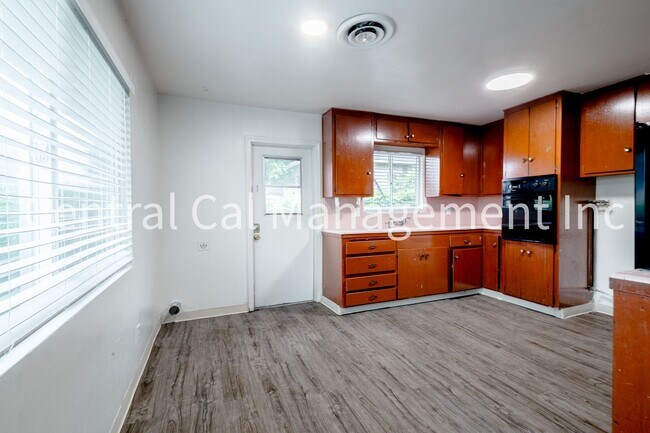 Photo - 2000-2004 Bank St Unit 2000