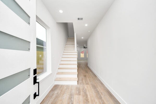 Photo - 8206 Colonial Ln
