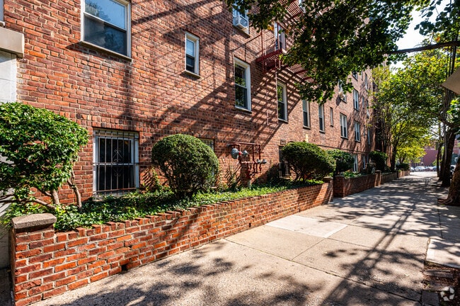 Photo - 5505 Woodside Ave