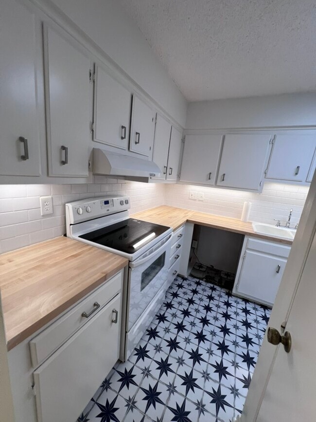 Photo - 515 Basswood Ave