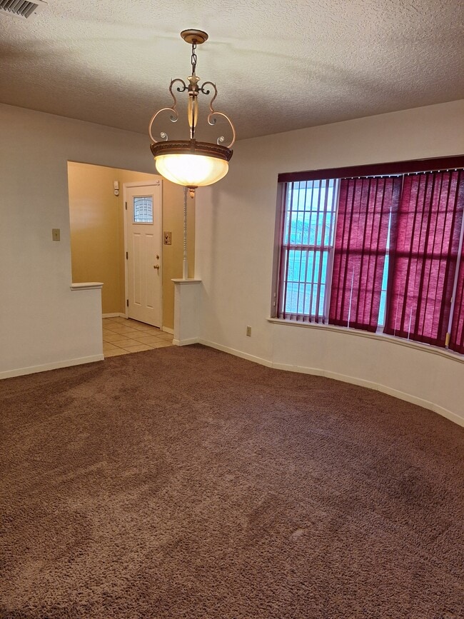 Building Photo - 9329 Shaver Dr Rental