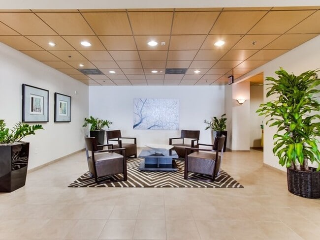 Building Photo - 2 bedroom downtown, 2 bath and 2 parking spaces.  View! (Solara Lofts)