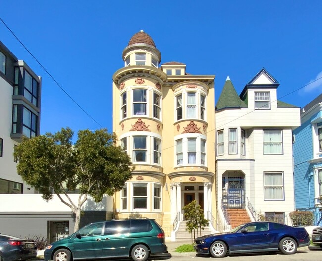 Building Photo - LARGE Full Floor 4BR/2BA. In-Unit Laundry, New Stainless Appliances! Unit 486