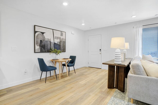 ENTRY AND DINING | LITTLE VALLEY TOWNHOMES