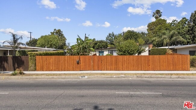 Building Photo - 7659 Lindley Ave Rental