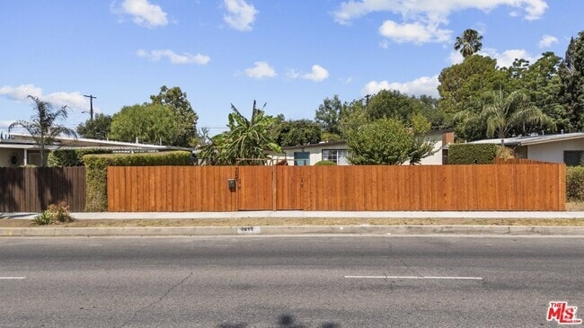 Building Photo - 7659 Lindley Ave Rental