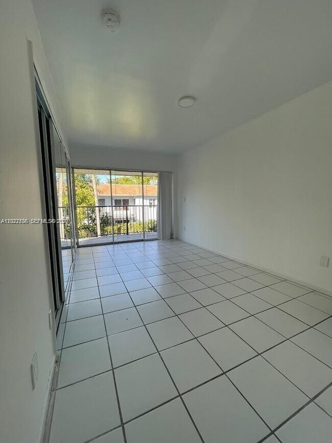 4271 NW 11th St