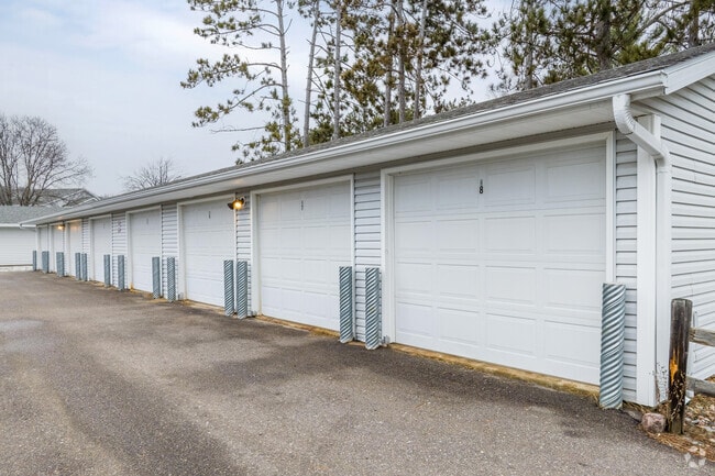 Garaje de estacionamiento - Whispering Pines