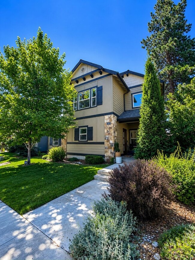 Building Photo - Stunning home available in Stone Creek!  Must see the interior!