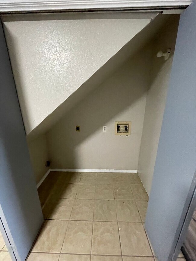 Photo - Beautiful 2bed/1bath Apartment Home Unit 2811-B