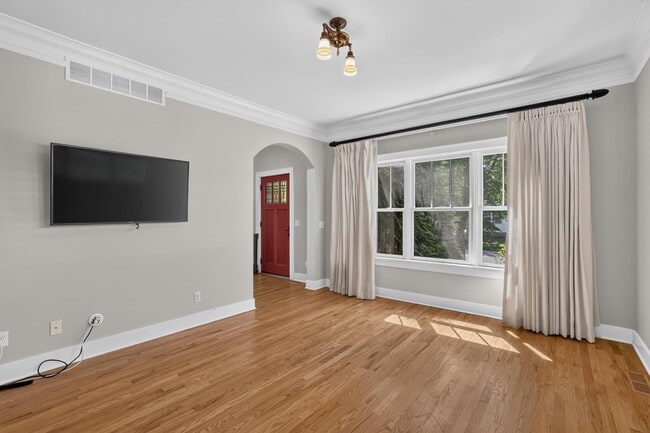 Photo - 212 9th Ave NW