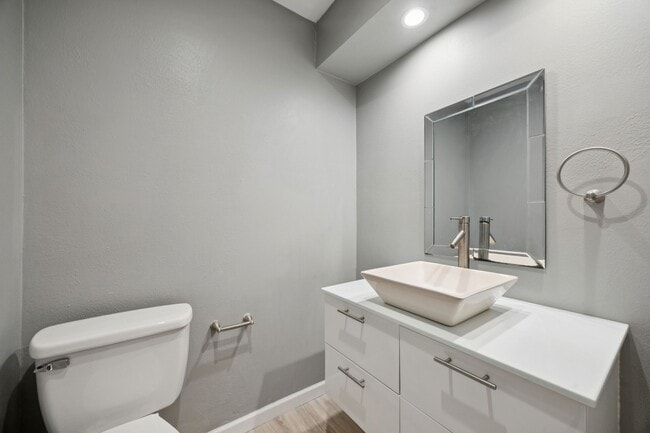 Building Photo - 553 Cane River Ln