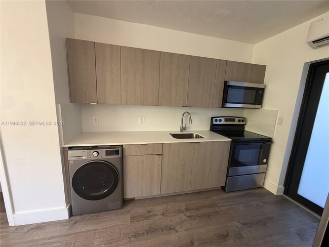 Building Photo - 201 SW 21st Ct Unit 1