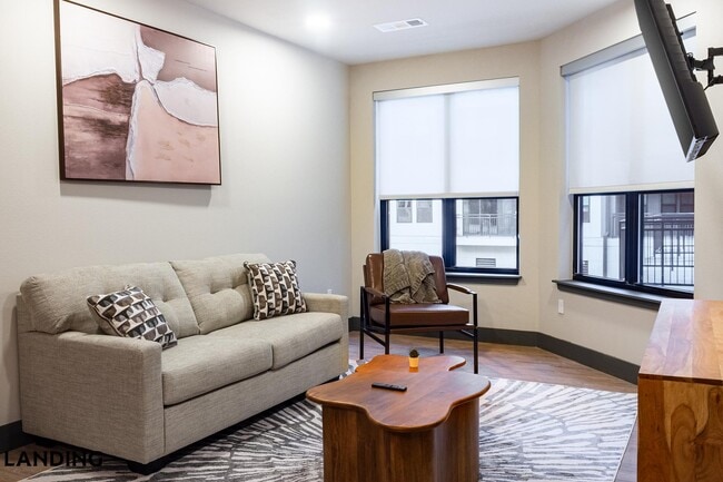 Building Photo - 415 E 2nd St S