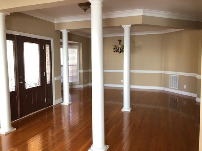 Photo - Fabulous home! 5 Bedrooms, 4 Bathrooms!!