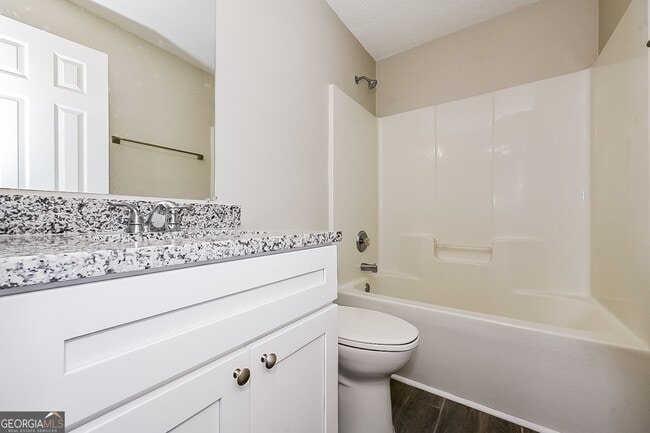 Photo - 1505 Queen Elizabeth Dr