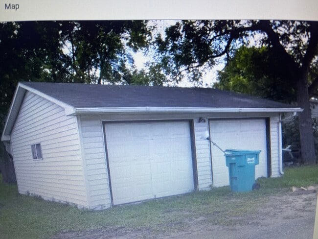 Garage / 1 Per Unit - 515 3rd Ave SE