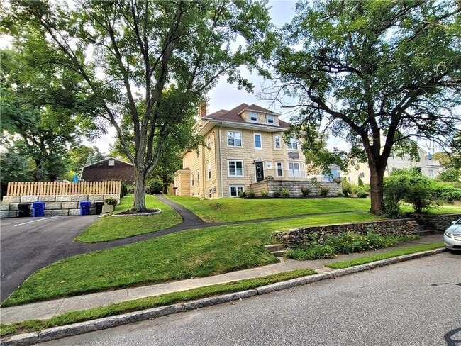 Photo - 141 Bourne Ave Unidad 2