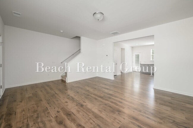 Photo - 209 Banbury Ln