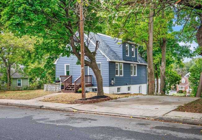 Building Photo - 212 Fourth Ave Unit 212 AptB