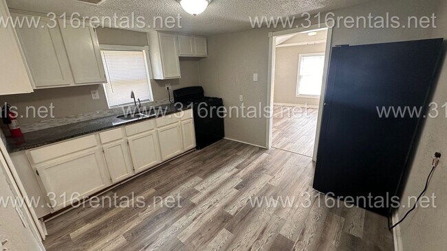 Photo - $850 - 2 bedroom/ 1 bathroom - Newly remod...