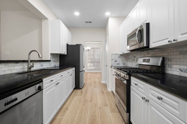 Building Photo - 13 E Willowood Ct