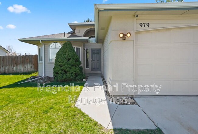 Photo - 979 Peregrine Dr