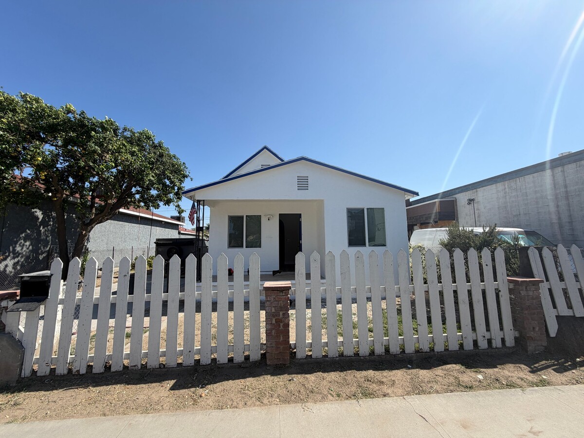 Photo - 134 E M St
