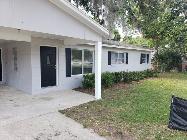 Building Photo - 3 bed, 1.5 bath corner lot Rental