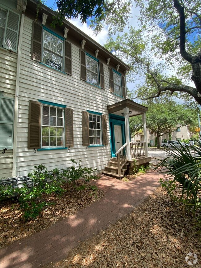 Building Photo - 1 bedroom 1 bath townhome near Forsyth Unit 106 W Henry Street Upper