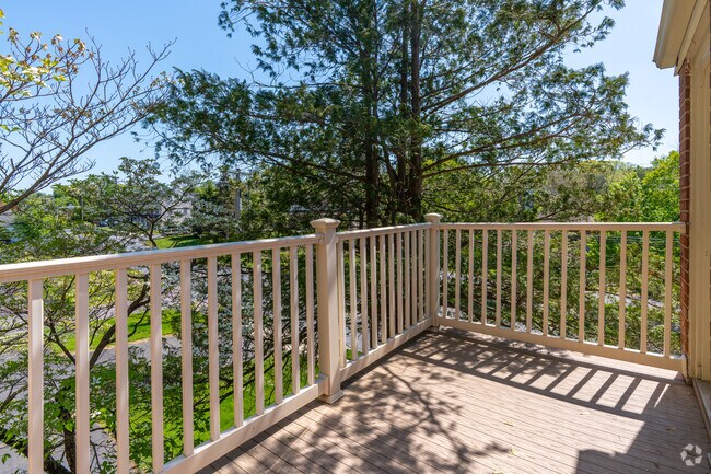 2BR, 1BA - 875SF - Balcony