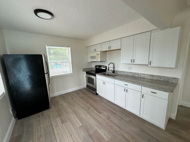 1110 16th St S Unit 1110 16th St. S, Apt. B (Upstairs)
