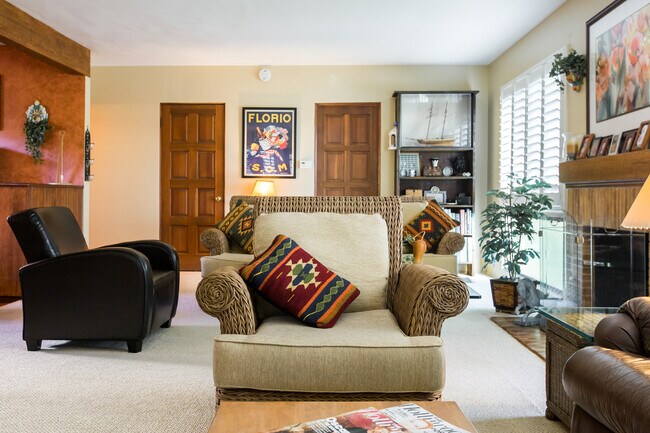 Large Living Room - 1928 Hillcrest Rd Apartments Unit 1928