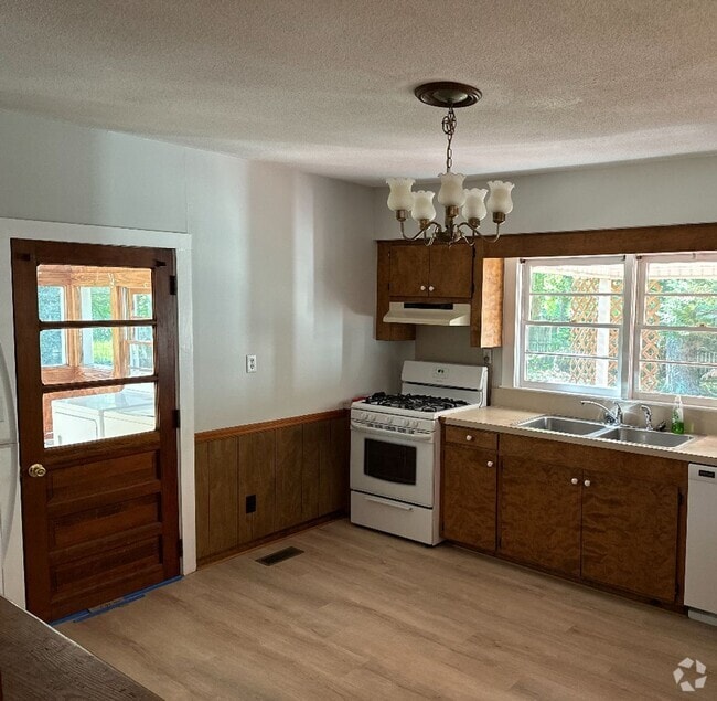 Building Photo - Coming up 810/25 Modest private home