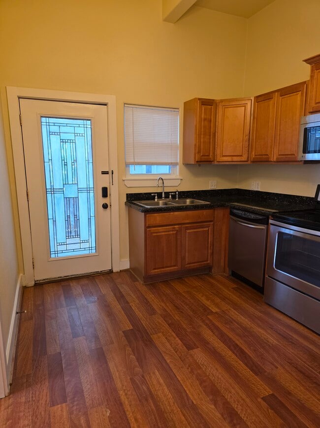 Building Photo - 1017 11th St Unit 1 Rental