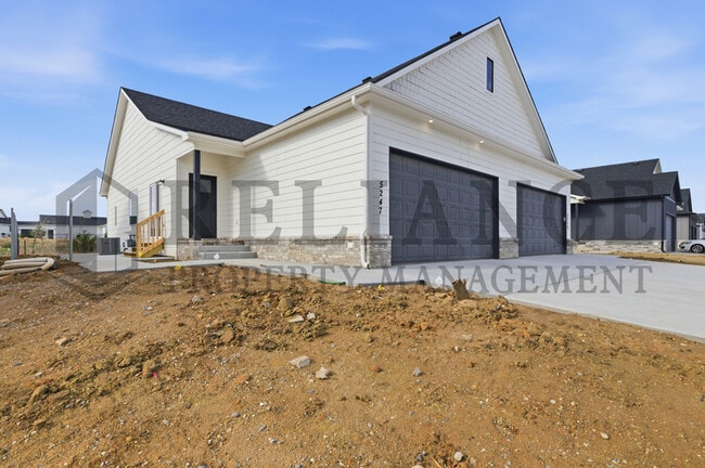 Building Photo - 5247 N Pinecrest Ct