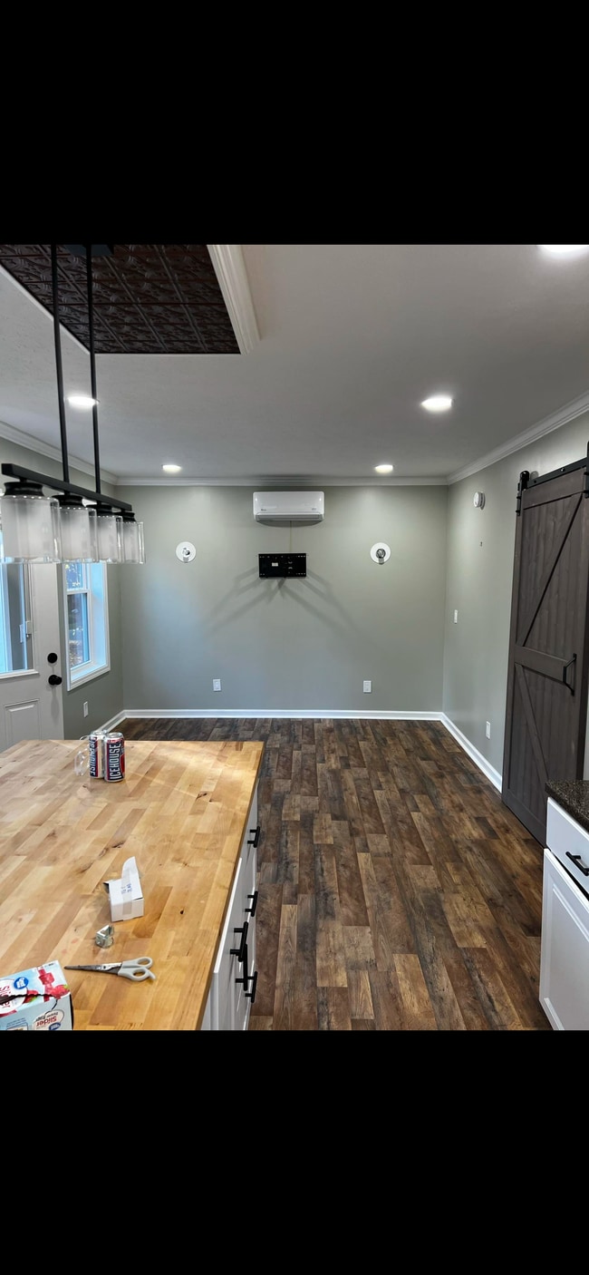 Incluye todo, internet, electricidad, calefacción, aire acondicionado, recolección de basura, mantenimiento exterior... solo traer muebles. - 289 Fox Trl Unidad 1