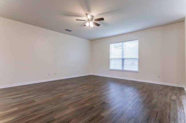 Photo - 211 Azalea Way