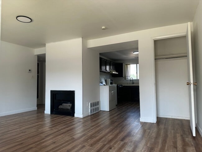Building Photo - 665 S Stubbs Ave Unit 1